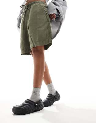 Crocs Unisex Classic lined overpuff clogs in black | ASOS