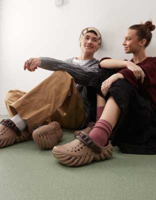  Unisex Echo clogs in latte brown