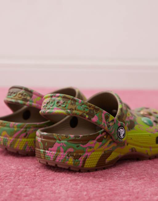 Crocs - Unisex - Klassiske clogs med boblet marmormønster i kakigrøn/multifarvet - Kun hos ASOS, 4 af 4
