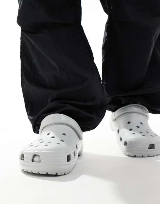 Crocs Unisex – Klasyczne szare chodaki, 3 z 4