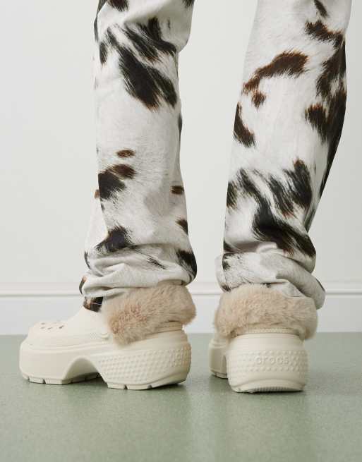  Crocs Unisex Stomp lined clogs in stucco, 3 of 4
