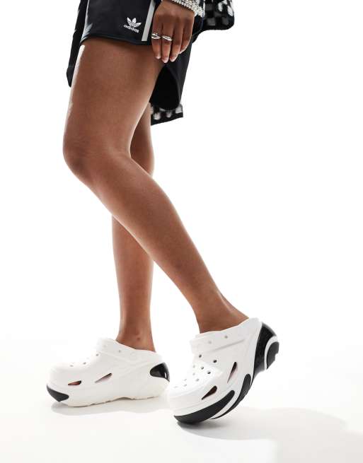 Crocs – Unisex – Vita, bubbliga tofflor, 4 av 4