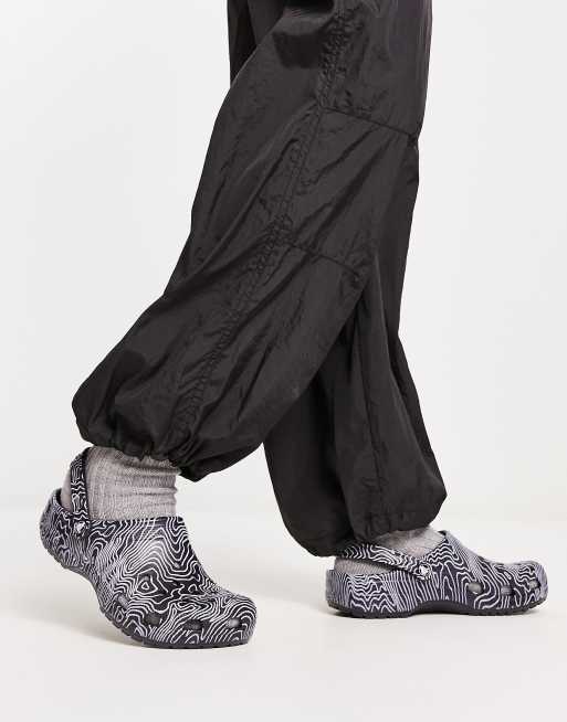 Crocs - Zoccoli classici color blu navy con stampa topografica 
