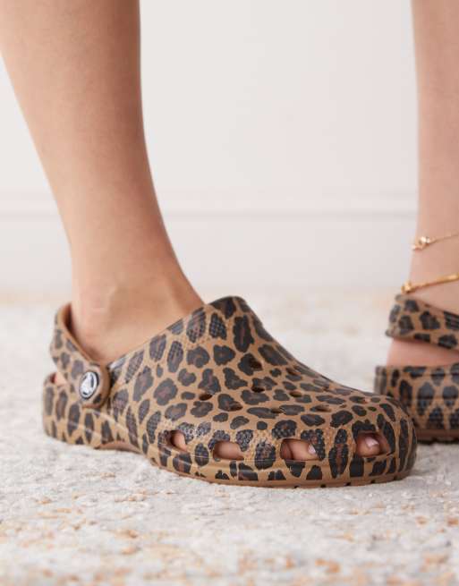 Crocs - Zoccoli classici marroni con stampa leopardata, 3 di 4