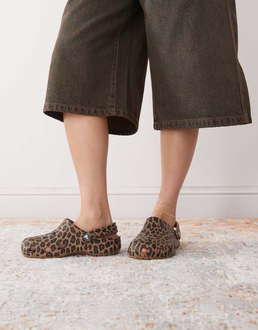 Crocs - Zoccoli classici marroni con stampa leopardata, 4 di 4