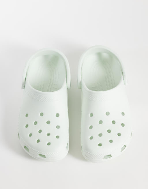 Crocs - Zuecos color menta clásicos, 2 de 4