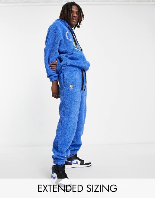 Crooked Tongues – Jogginghose aus Teddystoff in Blau mit Logo und Text-Stickerei, Kombiteil