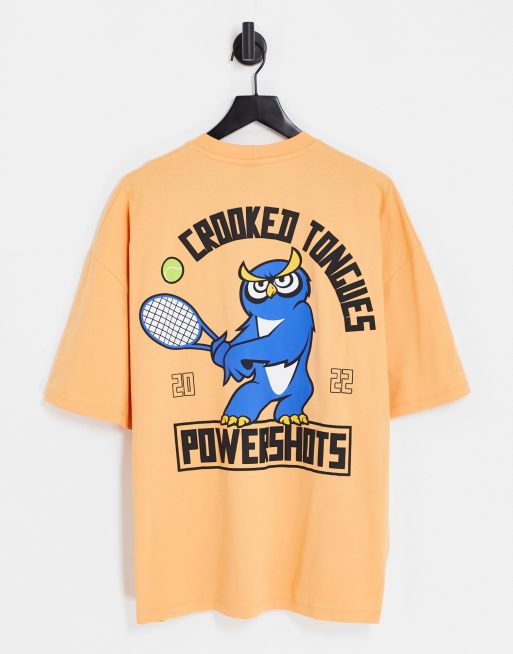 Crooked Tongues – Pomarańczowy T-shirt oversize z grafiką w stylu varsity na plecach