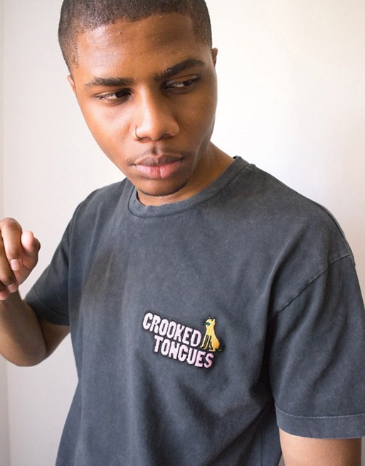 Crooked Tongues – T-shirt o kroju oversize z hieroglificznym nadrukiem i efektem sprania acid wash RICC