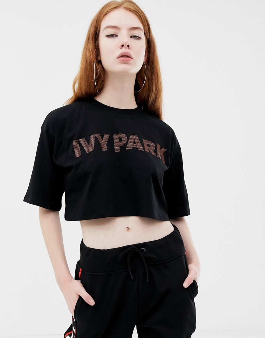 Crop T-shirt med metalfarvet logo fra Ivy Park-Sort