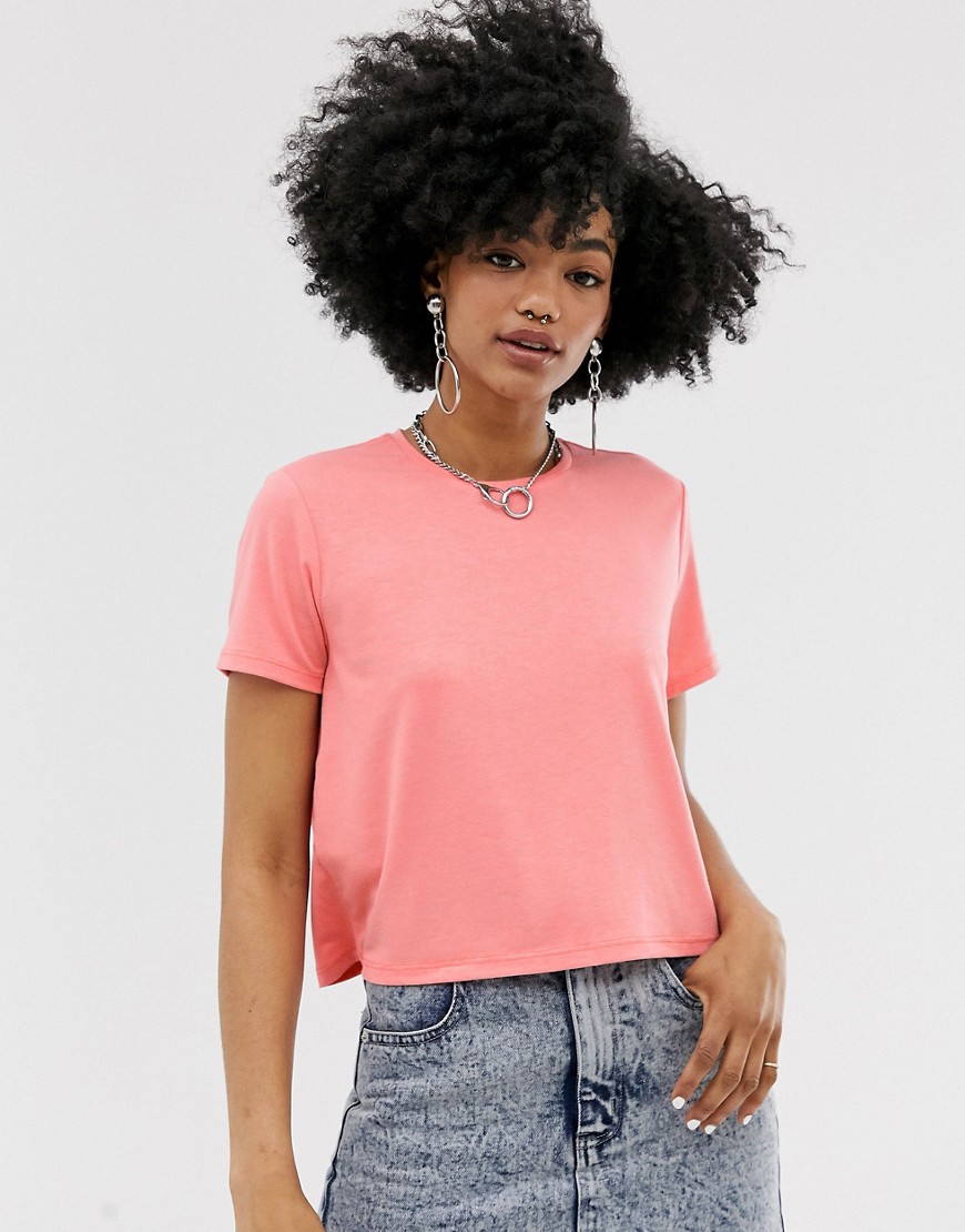 Cropped t-shirt i neonkoralfarve fra Noisy May-Pink