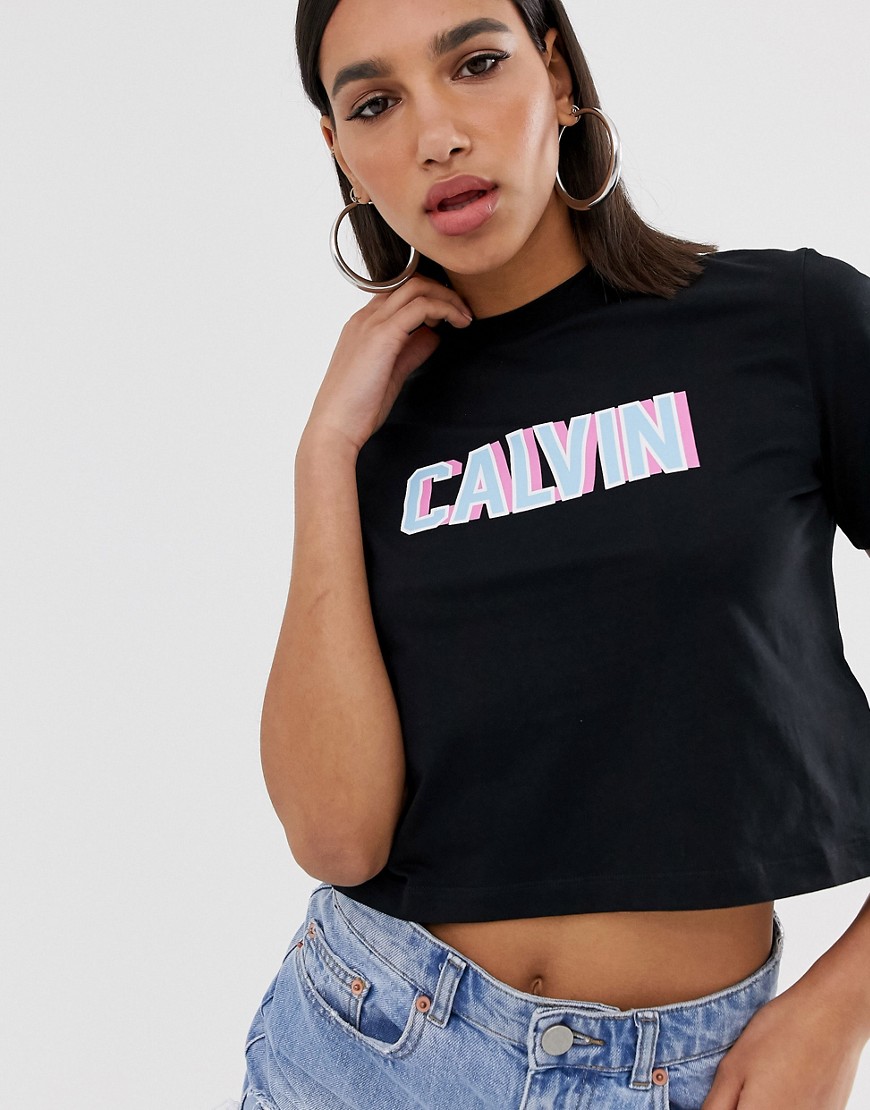 Cropped t-shirt med retrologo fra Calvin Klein-Sort
