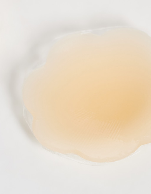 Cubrepezones beis reutilizables de silicona de ASOS DESIGN, 2 de 3