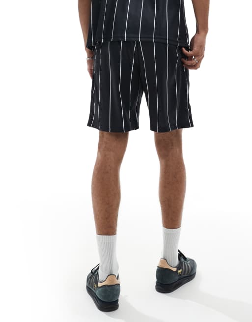 Cult Classic - Losse sportshort met Kingston-print in zwart-wit multi, 3 van 5