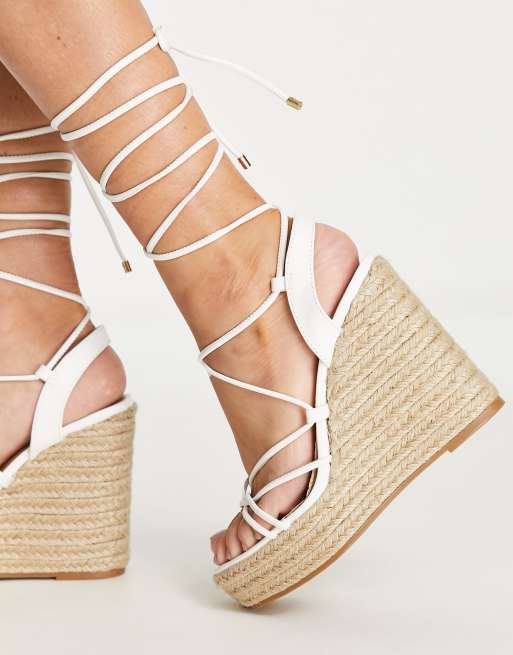 Cuñas altas blancas con diseño anudado en la pierna Tibby de ASOS DESIGN, 3 de 4