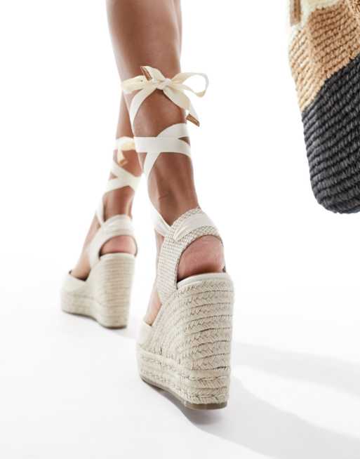 Cuñas beis con puntera cerrada de lino Tyra de ASOS DESIGN Wide Fit, 3 de 4