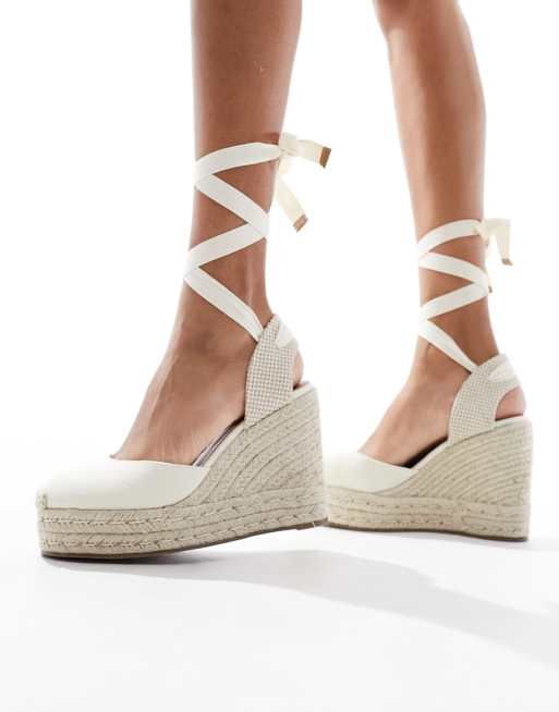 Cuñas beis con puntera cerrada de lino Tyra de ASOS DESIGN Wide Fit, 4 de 4