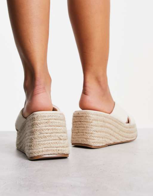 Cuñas beis natural con diseño de tiras cruzadas Teddy 2 de ASOS DESIGN Wide Fit , 2 de 4