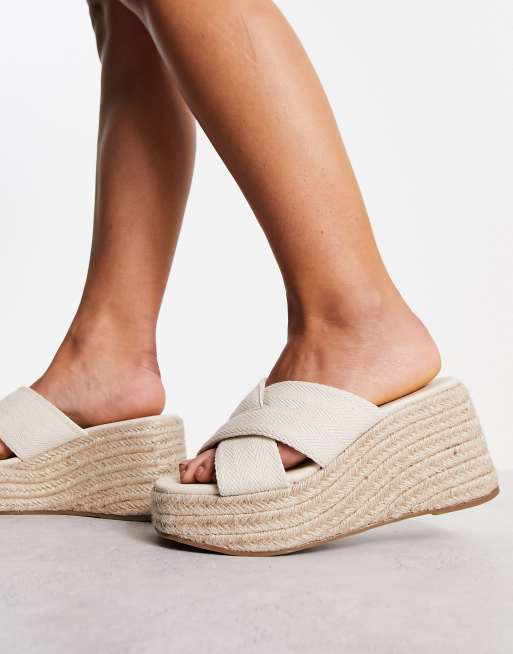 Cuñas beis natural con diseño de tiras cruzadas Teddy 2 de ASOS DESIGN Wide Fit , 3 de 4
