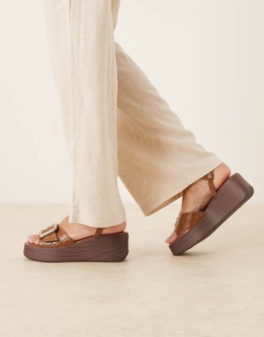 Cuñas color tostado efecto cocodrilo y madera con detalle de hebilla Tammy de ASOS DESIGN, 3 de 4