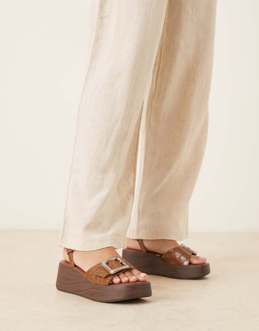 Cuñas color tostado efecto cocodrilo y madera con detalle de hebilla Tammy de ASOS DESIGN, 4 de 4