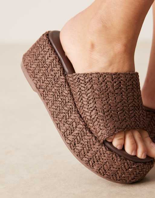 Cuñas marrón chocolate con plantilla moldeada y plataforma plana de rafia Teagan de ASOS DESIGN, 2 de 4