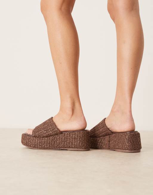 Cuñas marrón chocolate con plantilla moldeada y plataforma plana de rafia Teagan de ASOS DESIGN, 3 de 4