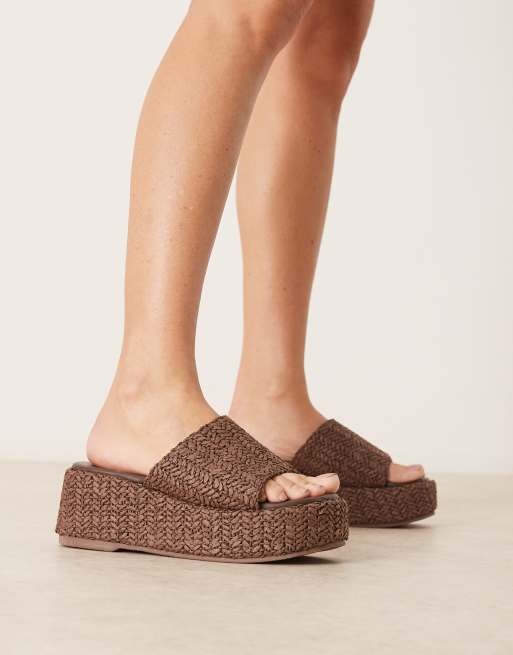 Cuñas marrón chocolate con plantilla moldeada y plataforma plana de rafia Teagan de ASOS DESIGN, 4 de 4