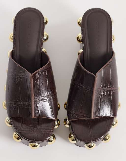 Cuñas marrón chocolate efecto piel de cocodrilo con tachuelas extragrandes Tessa de ASOS DESIGN, 3 de 4