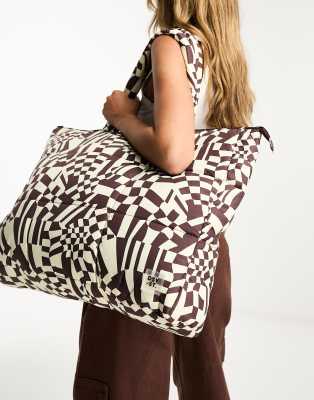 Daisy Street Active Distorted Geo shopper tote bag in brown checkerboard - ASOS Price Checker