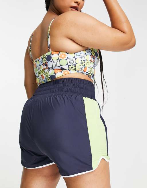 Daisy Street Active Plus ruched waistband shorts in black, 2 of 4