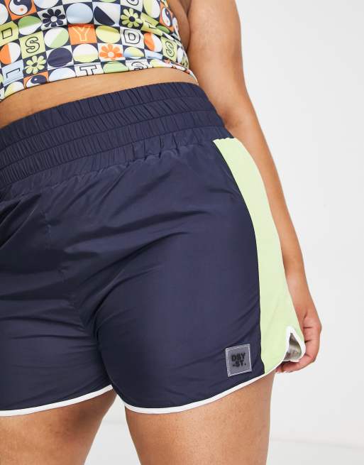 Daisy Street Active Plus ruched waistband shorts in black, 4 of 4