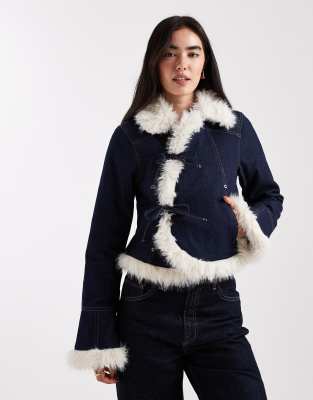 Daisy Street - Asymmetrische Jeansjacke in Indigoblau und Cremeweiß mit Kunstpelzbesatz und Bindeverschluss
