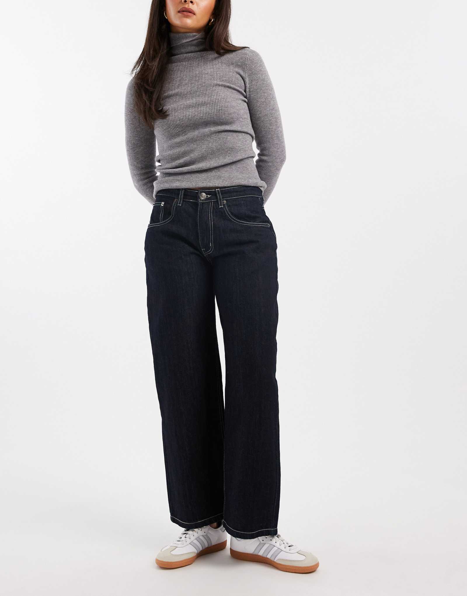 Дейзи стрит, невысокий бойфренд Авы, Джин в костюме цвета индиго