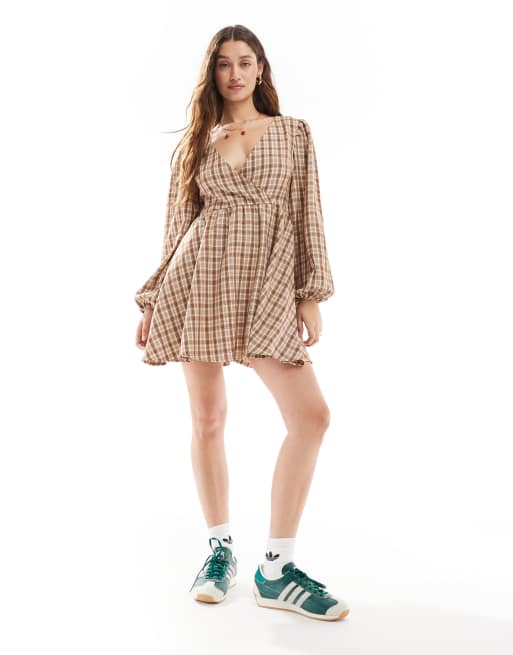 Daisy Street – Camelowa, luźna sukienka mini z dekoltem w szpic, w kratę