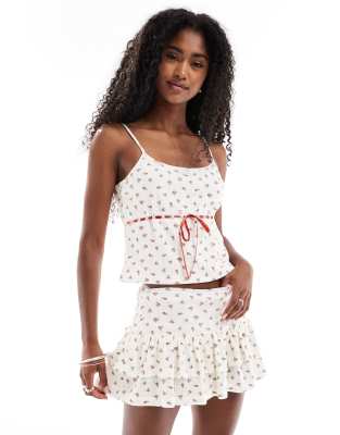Daisy Street - Camisole-Top aus Pointelle in Creme mit Blümchenmuster, durchgezogenem Schleifenband in Rot mit Spitzenve...
