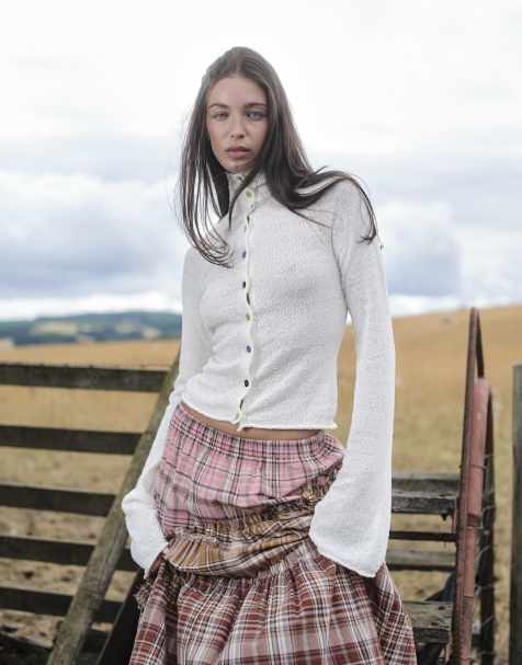 Daisy Street Cardigan mit hohem Kragen und mehrfarbigen Knöpfen in Cremeweiß - view 1