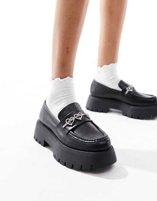 Daisy Street - Chunky loafers med hjertekæde i sort 