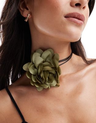 Daisy Street corsage rope tie necklace in green flower