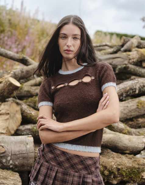 Daisy Street cut out short sleeve knit top with button detailing in brown and blue