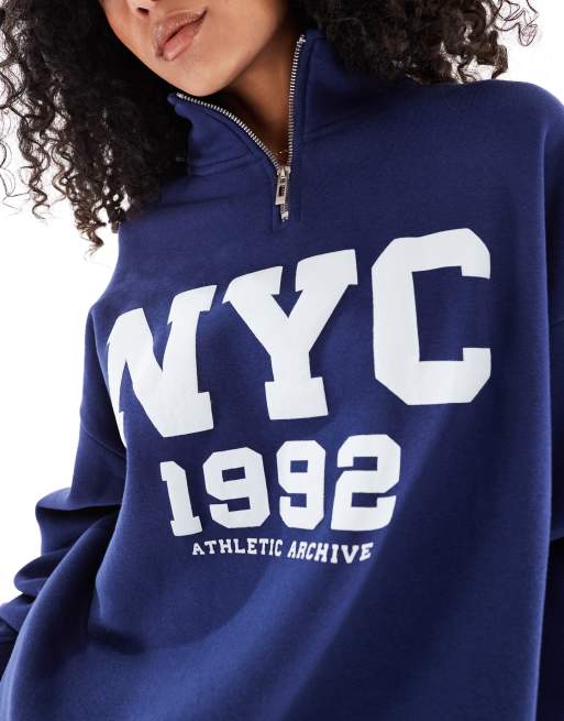 Daisy Street - Felpa blu navy con grafica NYC 1992 e zip corta, 2 di 4