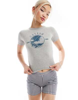 Daisy Street - Figurbetontes und knapp geschnittenes T-Shirt in meliertem Grau mit Vintage-Grafik-Marineblau