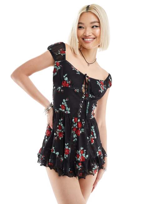 Daisy Street - Flagrende playsuit med vingeærmer, bindebånd foran og roseprint i sort mesh