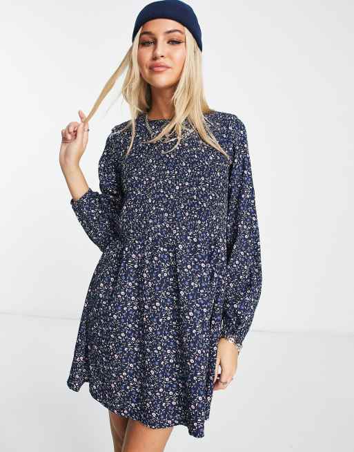 Daisy Street – Gerafftes Mini-Hängerkleid in Marineblau mit Streublümchen
