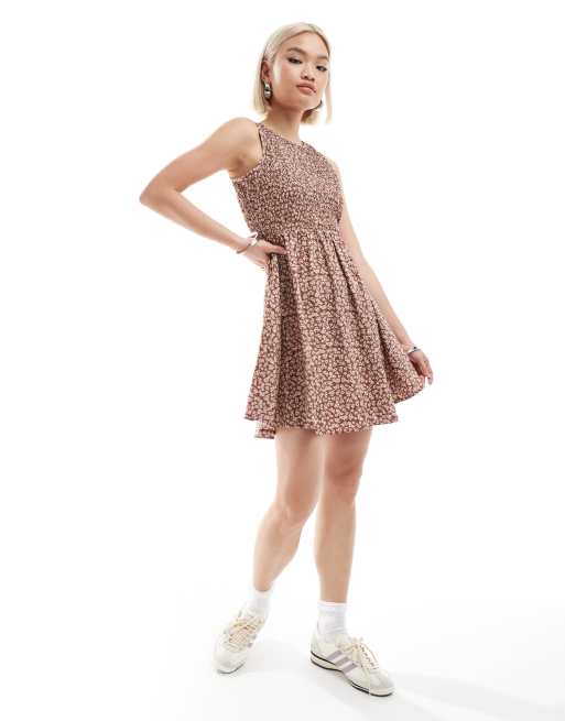 Daisy Street – Gerafftes Mini-T-Shirtkleid in Braun-Rosa mit Blümchenmuster