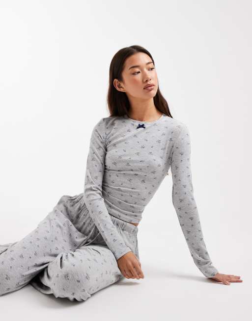 Daisy Street – Geripptes Pyjama-Schlafset in Grau-Flieder mit Blumenmuster und passender Tasche , 2 von 4