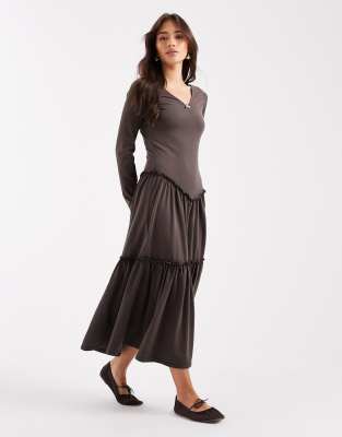 Daisy Street - Gestuftes Maxikleid in verwaschenem Graubraun mit tiefer Taille-Bunt