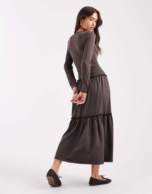Daisy Street – Gestuftes Maxikleid in verwaschenem Graubraun mit tiefer Taille, 4 von 4