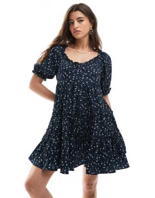 Daisy Street - Gestuftes Mini-Hängerkleid in Marineblau mit Blumenmuster