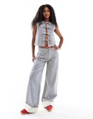 Daisy Street - Jeans mit dunklen marineblauen Streifen, mittelhohem Bund und weitem Bein mit Umschlag, Kombiteil
